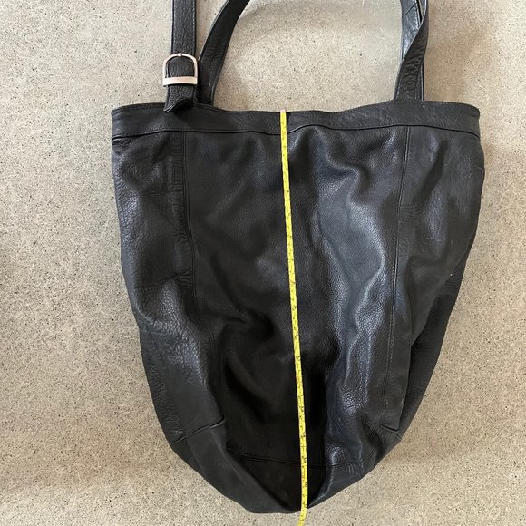 Tara Tiger Genuine Leather Hobo Bucket Bag. Slouchy. Minimalist. Medium Sized. - Picture 4 of 9